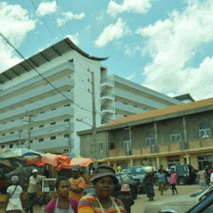 L’annexe de l’hôtel A & C tranche avec le décor du marché d’Ivato tanàna.