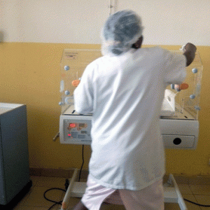La seule couveuse encore opérationnelle au service pédiatrie néonatal du CHU-Befelatanana.