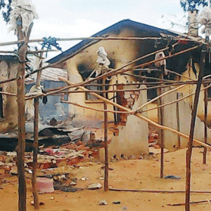 Des maisons incendiées à l’intérieur de la caserne.