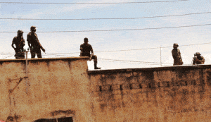 Des éléments lourdement armés ont été postés à l’entrée de la caserne et sur le toit.