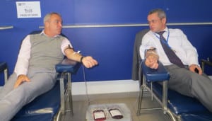 Patrick Pisal Hamida, Administrateur Directeur Général de Telma (à gauche) et Cédric Catheline, nouveau DG de Gasynet ont participé à l’opération don de sang.
