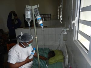 La réhydratation par gastroclyse pour éviter la déshydratation de l’enfant malade. (Photo Kelly)