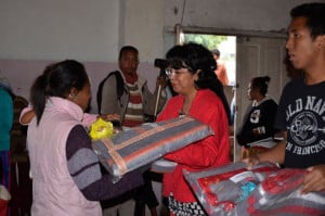 Les enfants, heureux de recevoir des mains de la DG de Midi Madagasikara, Juliana Andriambelo Rajaofera, des couvertures et un repas de fête. (Photo Yvon RAM)