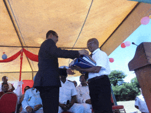 Le DG de l’ADEMA, Herison Andriamihafy, a recu le certificat d’aérodrome des mains du ministre Ulrich Andriantina.