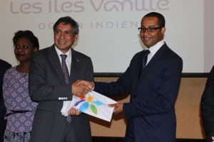 Le ministre Ulrich Andriantiana passe le flambeau des Iles Vanilles au Mauricien Xavier-Luc Duval.