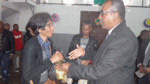 Le ministre Narson Rafidimanana gratifiant le personnel de son département.