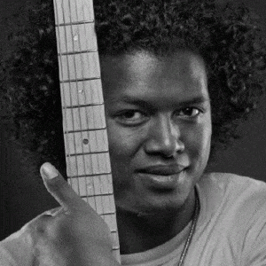 Le bassiste qui n’a pas fini de nous étonner.