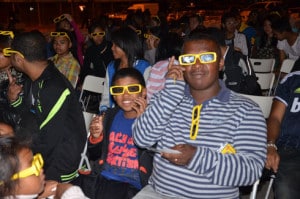 Les spectateurs ayant chaussé leurs lunettes 3D.