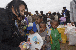 Onitiana Realy, ministre de la Population, de la Protection sociale et de la Promotion de la femme, remettant des jouets aux enfants hier à l’ANS Ampefiloha. (Photo Yvon Ram)
