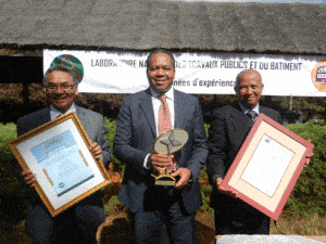 Le Platinium Award for Excellence and Business Prestige du LNTPB, dans les mains du ministre Roland Ratsiraka.