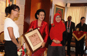 Voahangy Rajaonarimampianina en compagnie de la reine de Joyakarta. G.K.R. Hemas.