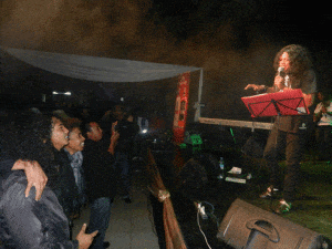 Ken enchante son public. (Photo Kelly)